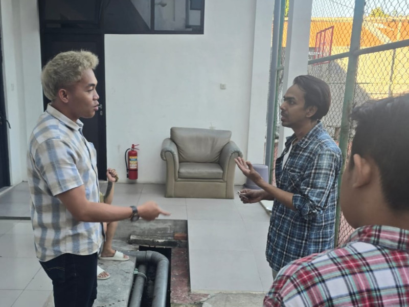 Warga Negara India, Surendran Nithin (kanan) diamankan di ruang deteni Kantor Imigrasi Surabaya.