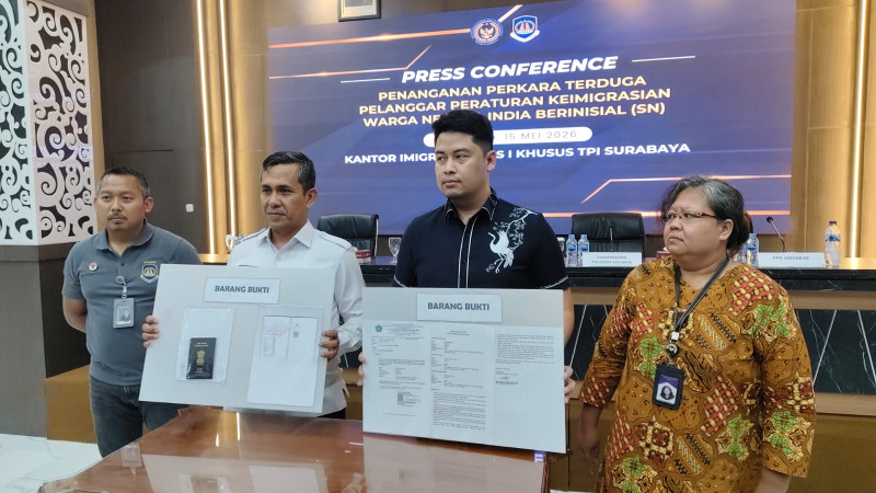 Dari Kiri: Kabid Wasdakim Dodi Gunawan Ciptadi, Kakanim Surabaya Agus Winarto, Kasatreskrim Polresta Sidoarjo AKP Siko, dan perwakilan Koordinator UPTD PPA Sidoarjo.