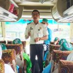 Petugas Imigrasi Surabaya memberikan pembekalan kepada calon haji saat menuju ke Bandara Internasional Juanda.