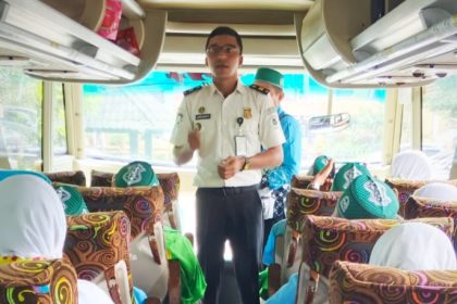 Petugas Imigrasi Surabaya memberikan pembekalan kepada calon haji saat menuju ke Bandara Internasional Juanda.
