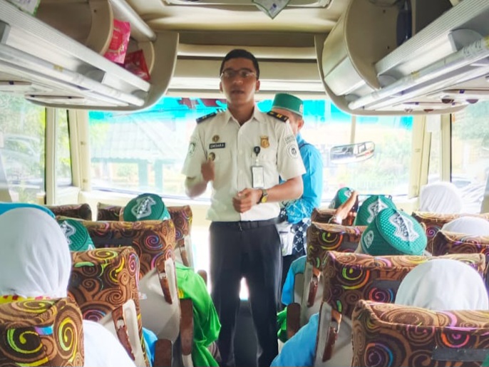 Petugas Imigrasi Surabaya memberikan pembekalan kepada calon haji saat menuju ke Bandara Internasional Juanda.