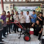 Jajaran Imigrasi turun langsung ke desa dengan menyalurkan bantuan bibit jagung bangkok, alat pertanian kultivator, serta memberikan sosialisasi keimigrasian.