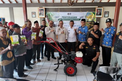 Jajaran Imigrasi turun langsung ke desa dengan menyalurkan bantuan bibit jagung bangkok, alat pertanian kultivator, serta memberikan sosialisasi keimigrasian.
