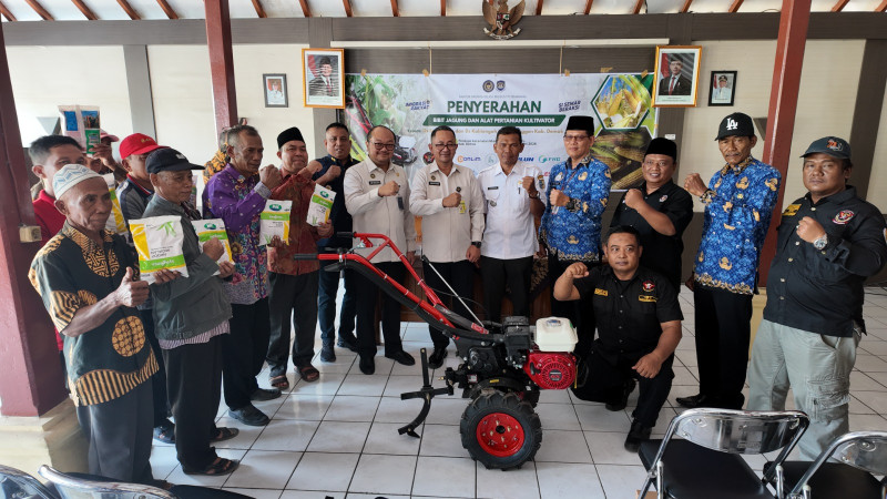 Jajaran Imigrasi turun langsung ke desa dengan menyalurkan bantuan bibit jagung bangkok, alat pertanian kultivator, serta memberikan sosialisasi keimigrasian.