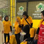 Anggota DPR RI Dapil Surabaya–Sidoarjo, Adela Kanasya Adies, berbincang dengan panitia kurban di Kantor Golkar Surabaya.