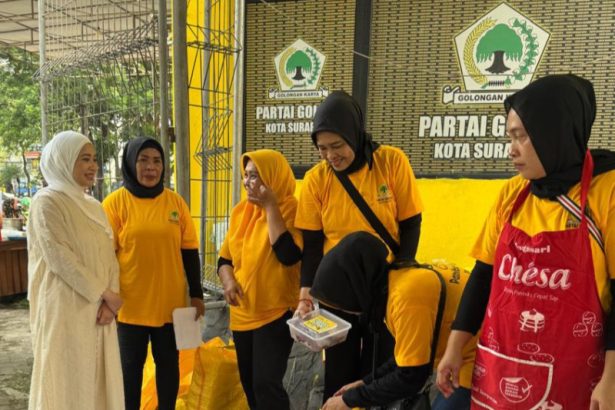 Anggota DPR RI Dapil Surabaya–Sidoarjo, Adela Kanasya Adies, berbincang dengan panitia kurban di Kantor Golkar Surabaya.