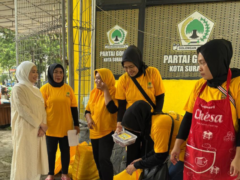 Anggota DPR RI Dapil Surabaya–Sidoarjo, Adela Kanasya Adies, berbincang dengan panitia kurban di Kantor Golkar Surabaya.