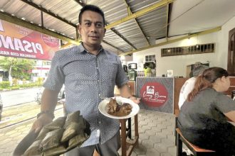 CEO Daeng Banna, Chandra, menyebut Surabaya sebagai “panggung besar” bagi pelaku usaha kuliner untuk berkembang cepat.