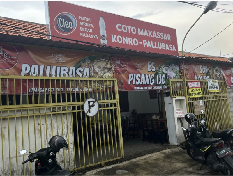 Lokasi depot coto, konro, palubasa Daeng Banna, berada di depan Puskemas Gayungan.