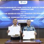 Kepala Kantor Imigrasi Surabaya, Agus Winarto, bersama Kepala RSAL dr. Soekantyo Jahja Puspenerbal, Letkol Laut (K) dr. Landosar Parsaulian, Sp.An., M.Tr.Opsla.
