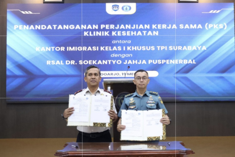 Kepala Kantor Imigrasi Surabaya, Agus Winarto, bersama Kepala RSAL dr. Soekantyo Jahja Puspenerbal, Letkol Laut (K) dr. Landosar Parsaulian, Sp.An., M.Tr.Opsla.