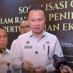 Direktur Jenderal Imigrasi, Hendarsam Marantoko, memberikan keterangan pers kepada wartawan.