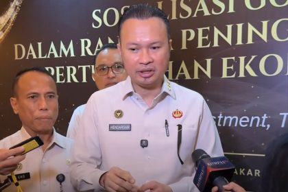 Direktur Jenderal Imigrasi, Hendarsam Marantoko, memberikan keterangan pers kepada wartawan.
