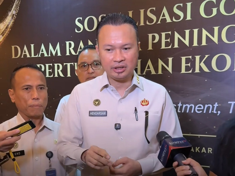 Direktur Jenderal Imigrasi, Hendarsam Marantoko, memberikan keterangan pers kepada wartawan.