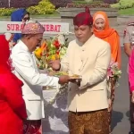 Wakil Wali Kota Surabaya, Armuji, memberikan potongan tumpeng kepada Ketua DPRD Surabaya, Syaifuddin Zuhri.