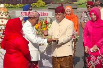 Wakil Wali Kota Surabaya, Armuji, memberikan potongan tumpeng kepada Ketua DPRD Surabaya, Syaifuddin Zuhri.