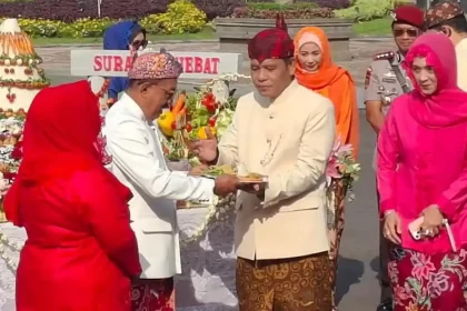 Wakil Wali Kota Surabaya, Armuji, memberikan potongan tumpeng kepada Ketua DPRD Surabaya, Syaifuddin Zuhri.