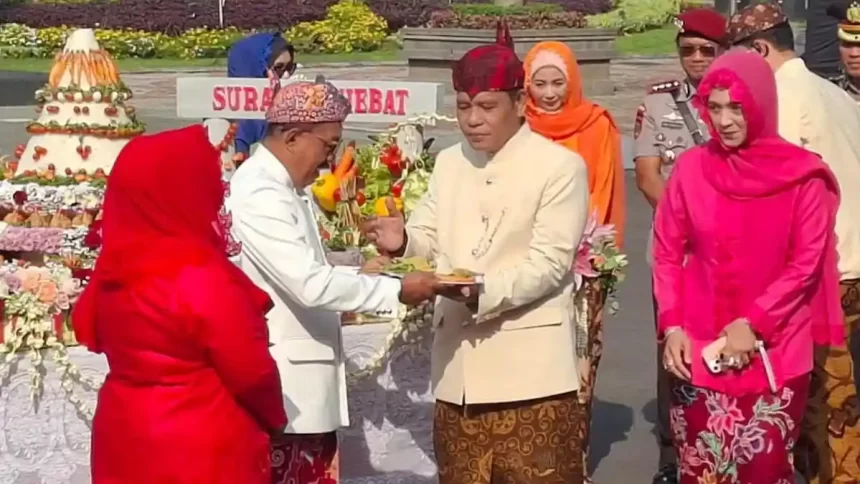 Wakil Wali Kota Surabaya, Armuji, memberikan potongan tumpeng kepada Ketua DPRD Surabaya, Syaifuddin Zuhri.
