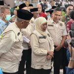 Kakanwil Ditjen Imigrasi Jatim Novianto Sulastono bersama Kakanim Surabaya Agus Winarto mendampingi Gubernur Khofifah Indar Parawansa memantau fasilitas corridor gate kini telah disiapkan di Asrama Haji Sukolilo, Surabaya.
