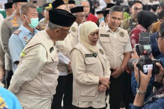Kakanwil Ditjen Imigrasi Jatim Novianto Sulastono bersama Kakanim Surabaya Agus Winarto mendampingi Gubernur Khofifah Indar Parawansa memantau fasilitas corridor gate kini telah disiapkan di Asrama Haji Sukolilo, Surabaya.