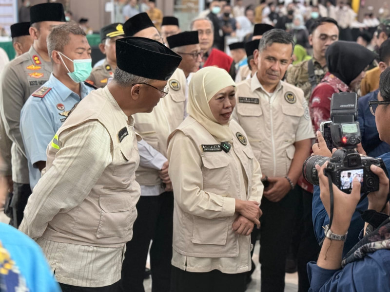 Kakanwil Ditjen Imigrasi Jatim Novianto Sulastono bersama Kakanim Surabaya Agus Winarto mendampingi Gubernur Khofifah Indar Parawansa memantau fasilitas corridor gate kini telah disiapkan di Asrama Haji Sukolilo, Surabaya.