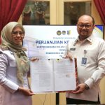 Bupati Demak Hj Eisti’anah bersama Kepala Kantor Imigrasi Kelas I Khusus TPI Semarang, Ari Widodo menunjukkan perjanjian kerja sama.