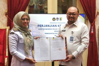 Bupati Demak Hj Eisti’anah bersama Kepala Kantor Imigrasi Kelas I Khusus TPI Semarang, Ari Widodo menunjukkan perjanjian kerja sama.