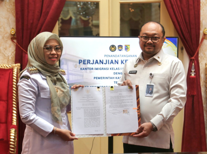 Bupati Demak Hj Eisti’anah bersama Kepala Kantor Imigrasi Kelas I Khusus TPI Semarang, Ari Widodo menunjukkan perjanjian kerja sama.