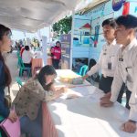 Petugas memberikan layanan kepada masyarakat melalui inovasi Si Semar Paling Paten.