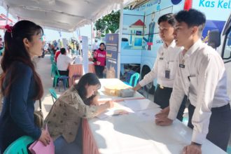 Petugas memberikan layanan kepada masyarakat melalui inovasi Si Semar Paling Paten.
