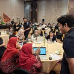 Petugas Imigrasi Surabaya memandu instansi terkait dalam penggunaan aplikasi pengawasan orang asing (APOA).