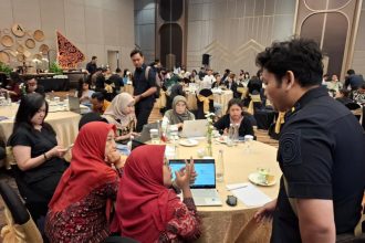 Petugas Imigrasi Surabaya memandu instansi terkait dalam penggunaan aplikasi pengawasan orang asing (APOA).