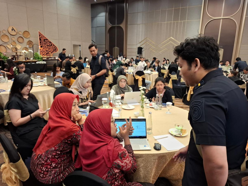 Petugas Imigrasi Surabaya memandu instansi terkait dalam penggunaan aplikasi pengawasan orang asing (APOA).
