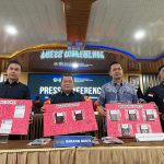 Kepala Kantor Imigrasi Kendari, Muhammad Novrian Jaya (kiri), bersama jajaran Kanwil Sulawesi Tengah menunjukkan barang bukti yang diamankan tim Wasdakim.
