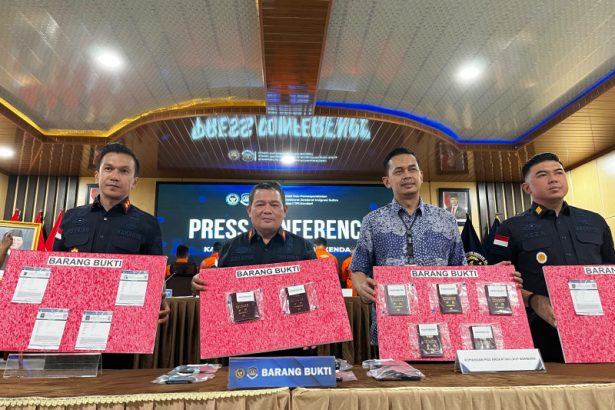 Kepala Kantor Imigrasi Kendari, Muhammad Novrian Jaya (kiri), bersama jajaran Kanwil Sulawesi Tengah menunjukkan barang bukti yang diamankan tim Wasdakim.