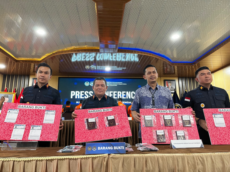 Kepala Kantor Imigrasi Kendari, Muhammad Novrian Jaya (kiri), bersama jajaran Kanwil Sulawesi Tengah menunjukkan barang bukti yang diamankan tim Wasdakim.