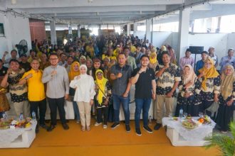 Adela Kanasya Adies bersama konstituen Surabaya didampingi Ketua DPD Golkar Surabaya Akmarawita Kadir dan anggota Komisi C DPRD Surabaya, Achmad Nurdjayanto.
