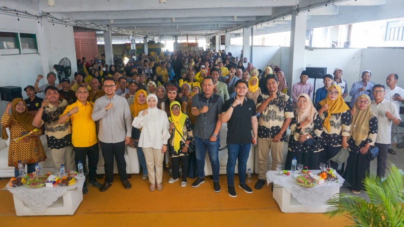 Adela Kanasya Adies bersama konstituen Surabaya didampingi Ketua DPD Golkar Surabaya Akmarawita Kadir dan anggota Komisi C DPRD Surabaya, Achmad Nurdjayanto.