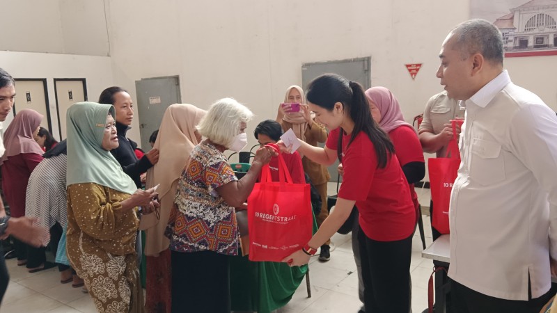 Wali Kota Surabaya Eri Cahyadi menyaksikan Direktur Regentstraat Steffiani Setyadji membagikan sembako gratis kepada warga Krembangan, Surabaya.