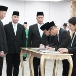 Dirjen Imigrasi, Hendarsam Marantoko didampingi Sesditjen Imigrasi, Sandi Andaryadi menyaksikan pelantikan pejabat pimpinan tinggi imigrasi
