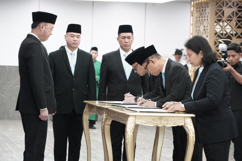 Dirjen Imigrasi, Hendarsam Marantoko didampingi Sesditjen Imigrasi, Sandi Andaryadi menyaksikan pelantikan pejabat pimpinan tinggi imigrasi
