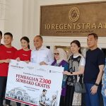 Wali Kota Surabaya Eri Cahyadi bersama Direktur PT Imperium Happy Puppy sekaligus Direktur Utama Regentstraat10, Steffiani Setyadji, turut membagikan paket bantuan pangan kepada warga dalam kegiatan bakti sosial di Pos Bloc Surabaya.