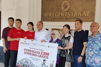 Wali Kota Surabaya Eri Cahyadi bersama Direktur PT Imperium Happy Puppy sekaligus Direktur Utama Regentstraat10, Steffiani Setyadji, turut membagikan paket bantuan pangan kepada warga dalam kegiatan bakti sosial di Pos Bloc Surabaya.