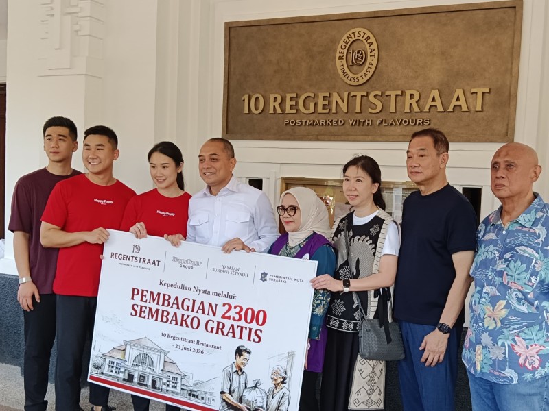 Wali Kota Surabaya Eri Cahyadi bersama Direktur PT Imperium Happy Puppy sekaligus Direktur Utama Regentstraat10, Steffiani Setyadji, turut membagikan paket bantuan pangan kepada warga dalam kegiatan bakti sosial di Pos Bloc Surabaya.