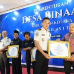 Kepala Kantor Imigrasi Kelas I TPI Kendari, Muhammad Novrian Jaya, memberikan piagam penghargaan kepada perwakilan desa binaan Imigrasi.
