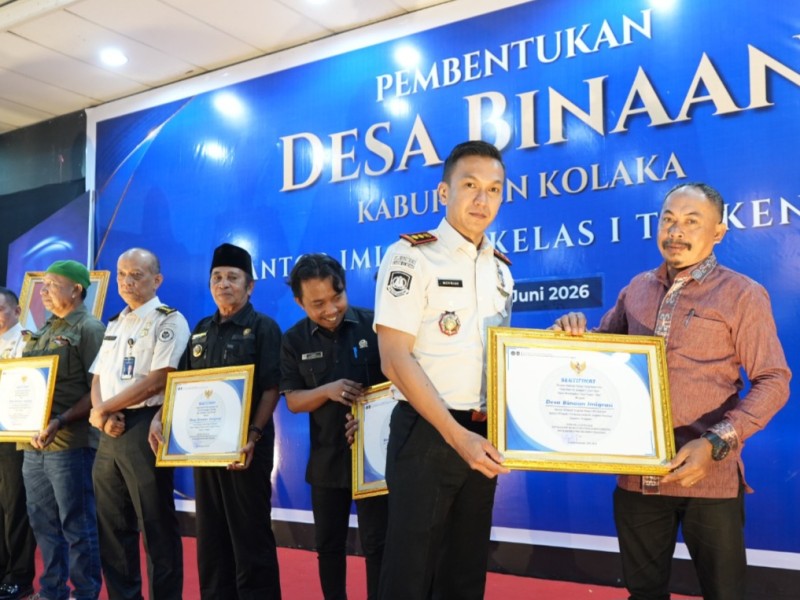 Kepala Kantor Imigrasi Kelas I TPI Kendari, Muhammad Novrian Jaya, memberikan piagam penghargaan kepada perwakilan desa binaan Imigrasi.