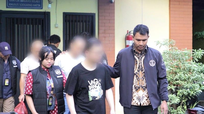 Petugas imigrasi mendeportasi 3 WNA Tiongkok, berinisial CS, FG, dan CX yang diduga menjadi aktor di balik jaringan pernikahan ilegal.