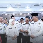 Kakanwil Ditjen Imigrasi Jatim Novianto Sulastono bersama Kakanim Surabaya Agus Winarto mendampingi Gubernur Khofifah Indar Parawansa memantau fasilitas corridor gate kini telah disiapkan di Asrama Haji Sukolilo, Surabaya.