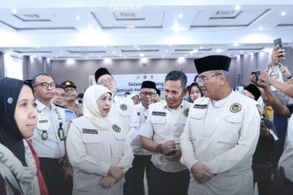 Kakanwil Ditjen Imigrasi Jatim Novianto Sulastono bersama Kakanim Surabaya Agus Winarto mendampingi Gubernur Khofifah Indar Parawansa memantau fasilitas corridor gate kini telah disiapkan di Asrama Haji Sukolilo, Surabaya.