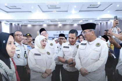 Kakanwil Ditjen Imigrasi Jatim Novianto Sulastono bersama Kakanim Surabaya Agus Winarto mendampingi Gubernur Khofifah Indar Parawansa memantau fasilitas corridor gate kini telah disiapkan di Asrama Haji Sukolilo, Surabaya.